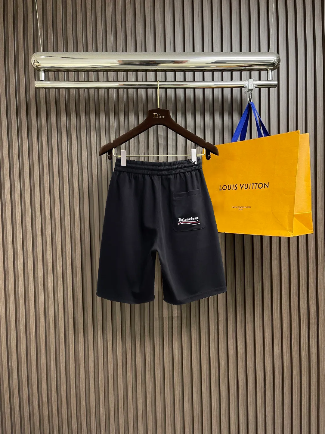 Balenciaga's three-standard complete 2025 summer New Arrival men's casual shorts, advanced custom-made Breathable fabric, Breathable fabric, extremely stretchy and comfortable, impeccable details, top-grade accessories, original logo design concept, delicate and soft feel! The upper body fit is awesome! Size: M-XXXL Please state your height and weight when ordering